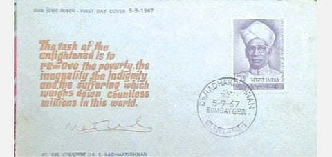 ﻿முன்னாள் குடியரசுத் தலைவர் வி.ராதாகிருஷ்ணனை போற்றும் வகையில் 1967 செப். 5-ம் தேதி வெளியிடப்பட்ட சிறப்பு அஞ்சல் உறை.﻿