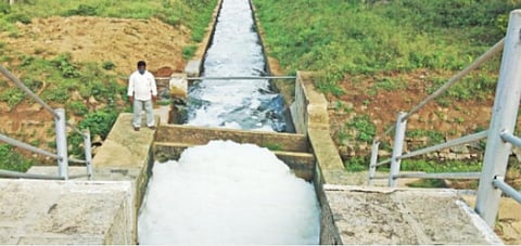 ஓசூர் கெலவரப்பள்ளி அணையிலிருந்து பாசனக் கால்வாயில் திறந்து விடப்பட்ட தண்ணீரில் பொங்கிய ரசாயன நுரை.