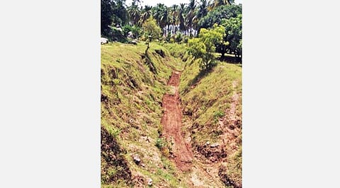 பாலேகுளி ஏரியில் இருந்து சந்தூர் ஏரி வரை விவசாயிகளின் நிலத்தை கையகப்படுத்தி அமைக்கப்பட்ட கால்வாய்.