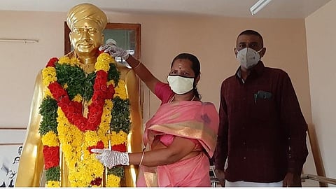 ஓட்டப்பிடாரம் நினைவு இல்லத்தில் உள்ள வ.உ.சி. சிலைக்கு அவரது கொள்ளு பேத்தி செல்வி மரியாதை செலுத்தினார்.