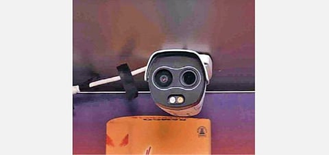 ﻿பயணிகளின் உடல் வெப்பநிலையை கண்டறிய கோவை ரயில் நிலைய நுழைவுவாயிலில் பொருத்தப்பட்டுள்ள தானியங்கி கருவி.﻿