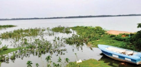 கிருஷ்ணகிரி மாவட்டம் பாரூர், நெடுங்கல் பகுதிகளில் பெய்த மழையால் முழுமையாக நீர் நிரம்பி கடல் போன்று காட்சியளிக்கும் பாரூர் பெரிய ஏரி.