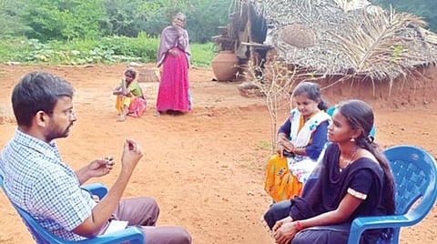 ﻿போரம் வடக்கிப்பட்டி கிராமத்தில் மாணவி சத்யாவிடம் நேற்று ஆலோசனை மேற்கொள்ளும் மாவட்ட மனநல திட்ட அலுவலர் ஆர்.கார்த்திக் தெய்வநாயகம்.﻿﻿