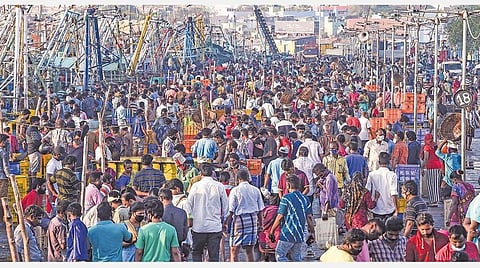 தளர்வுகளில்லாத முழு ஊரடங்கு விலக்கிக் கொள்ளப்பட்ட முதல் ஞாயிற்றுக்கிழமையான நேற்று சமூக இடைவெளியைப் பின்பற்றாமல் சென்னை காசிமேடு மீன்பிடி துறைமுகத்தில் மீன் வாங்க அலைமோதும் மக்கள். படம்: பு.க.பிரவீன்