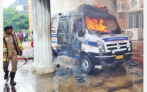 செங்கல்பட்டு அரசு மருத்துவமனை வளாகத்தில் 108 ஆம்புலன்ஸில் இருந்த சிலிண்டர் வெடித்ததில், வாகனம் முழுவதும் எரிந்து சேதமடைந்தது.