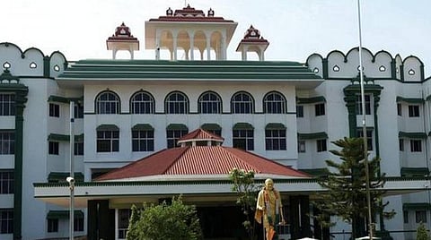 நீதிமன்ற உத்தரவை நிறைவேற்றாமல் அரசு பணத்தை வீணடிக்கும் அதிகாரிகள்: உயர் நீதிமன்றம் அதிருப்தி