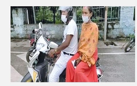 ஆசிரியர் பயிற்சி தேர்வுக்காக ஜார்க்கண்ட் மாநிலத்தில் இருந்து ஸ்கூட்டரில் சுமார் 1,200 கி.மீ. பயணம் செய்து ம.பி.யின் குவாலியர் நகருக்கு வந்த இளம் தம்பதியர்.