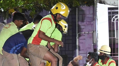 விபத்தில் சிக்கியவர்களை மீீட்கும் பணியில் ஈடுபட்டுள்ள தீயணைைப்புத் துறையினர்.  படம் ஜெ.மனோகரன்.