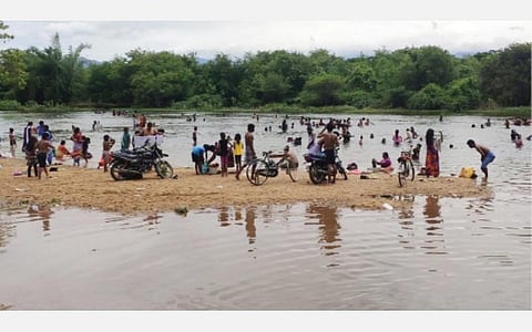 முக்கூடல் தாமிரபரணி ஆற்றங்கரையில் குளித்து மகிழ்ந்த மக்கள்.