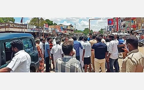 வத்தலகுண்டு காளியம்மன் கோயில் அருகே ஒரு தரப்பினர் நடத்திய சாலை மறியல்.﻿