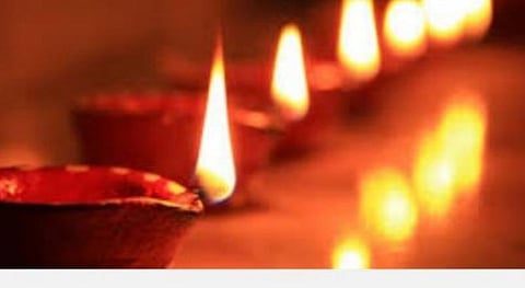 மகாளய பட்ச மகா பரணி; முன்னோர் படத்துக்கு பூ, விளக்கு!