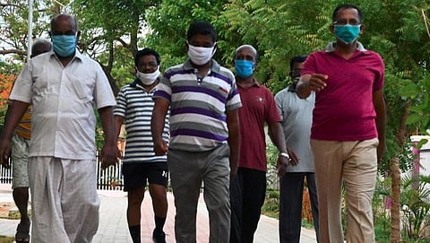 தூத்துக்குடி ராஜாஜி பூங்கா சுமார் 5 மாதங்களுக்கு பிறகு நேற்று திறக்கப்பட்டதை தொடர்ந்து உற்சாகமாக நடைபயிற்சி மேற்கொண்ட மக்கள். படம்: என்.ராஜேஷ்