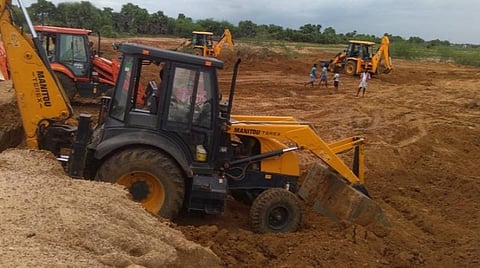 காளையார்கோவில் அருகே ஆக்கிரமிப்பில் இருந்த பணையரேந்தல் கணமாய் மீட்கப்பட்டு சீரமைக்கப்பட்டு வருகிறது.