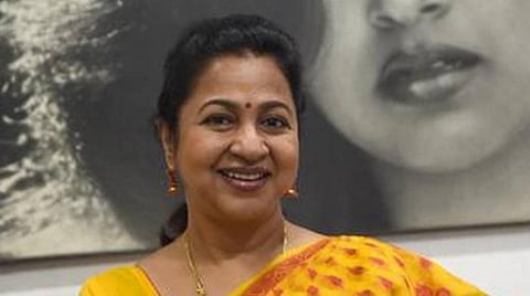 கரோனா விதிகளைப் புறக்கணிக்கும் மக்களைப் பார்க்கும்போது பயமாக உள்ளது: ராதிகா சரத்குமார்