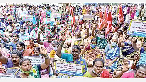 சென்னை மாநகராட்சி செங்கொடி சங்கத்தினர் ரிப்பன் மாளிகையை முற்றுகையிட்டு போராட்டம் நடத்தினர். படம்: பு.க.பிரவீன்