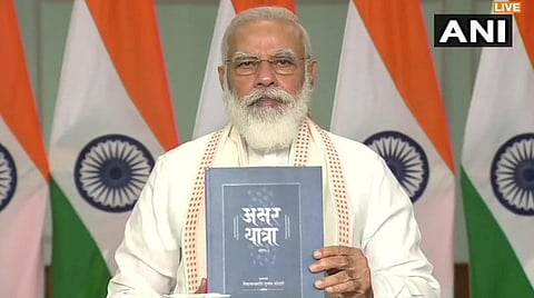 பத்ரிகா குழுமத்தின் தலைவர் குலாப் கோத்தாரி எழுதிய நூல்களை வெளியிட்ட பிரதமர் மோடி : படம் ஏஎன்ஐ