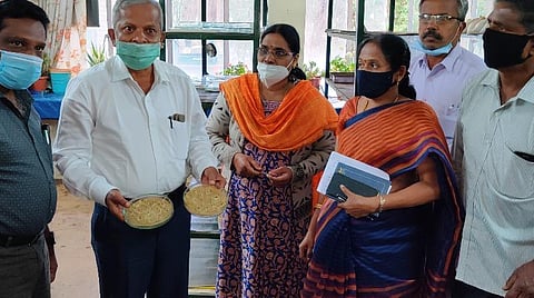 உதகையில் உள்ள விதை பரிசோதனை நிலையத்தை ஆய்வு செய்த விதைச்சான்று இயக்குநர் மு.சுப்பையா.