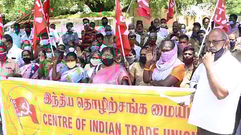 தொழிலாளர் நல வாரிய அலுவலகம் முன் ஆர்ப்பாட்டத்தில் ஈடுபட்ட சிஐடியு தொழிற்சங்கத்தினர்.