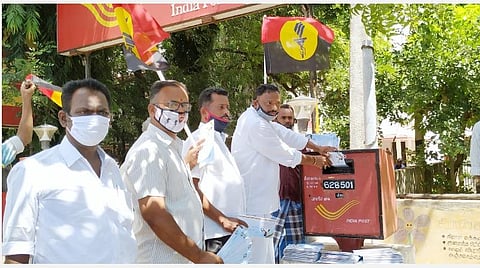 கோவில்பட்டி அருகே முடுக்கலான்குளம் கிராமத்தில் உள்ள தனியார் நிலத்தை உரியவர்களிடம் ஒப்படைக்க வலியுறுத்தி தேமுதிகவினர் மாவட்ட ஆட்சியருக்கு மனு அனுப்பும் போராட்டத்தில் ஈடுபட்டனர்.