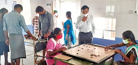 ﻿கரூரில் உள்ள சித்த மருத்துவ மையத்தில் கேரம், செஸ் விளையாடும் கரோனா வைரஸ் தொற்றுக்கு சிகிச்சை பெறுவோர். உடன், மாவட்ட சித்த மருத்துவ அலுவலர் எஸ்.காமராஜ்.﻿﻿