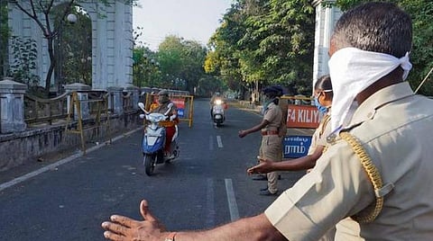 கரோனாவை கட்டுப்படுத்தும் பணியில் தொடரும் தேக்கம்: ஆட்சியர் அறிவித்தும் அமலுக்கு வராத ஊரடங்கு - புதுச்சேரியில் குழம்பித் தவிக்கும் மக்கள்