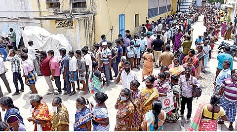 பல்வேறு கோரிக்கைகளை வலியுறுத்தி நேற்று முன் தினம் போராட்டம் நடத்திய மாநகராட்சி தொழிலாளர்கள் கைது செய்யப்பட்டு சென்னை புரசைவாக்கம் தனியார் மண்டபத்தில் தங்க வைக்கப்பட்டுள்ளனர். அவர்களது போராட்டம் 2-வது நாளாக அங்கு தொடர்வதால் அவர்களுக்கு வழங்கப்பட்ட மதிய உணவை வாங்க நீண்ட வரிசையில் காத்திருந்தனர்.படம்: ம.பிரபு