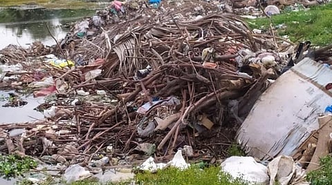 ஒருபுறம் வைகை ஆற்றை சீர்ப்படுத்தும் மாவட்ட நிர்வாகம்: மறுபுறம் குப்பையைக் கொட்டி வீணாக்கும் மானாமதுரை மக்கள்- சமூக ஆர்வலர்கள் வேதனை 