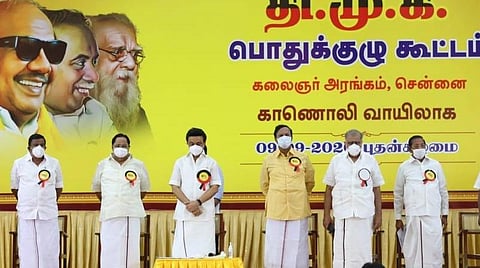 திமுக பொதுக்குழுக் கூட்டத்தில் அக்கட்சியின் தலைவர் மு.க.ஸ்டாலின் உள்ளிட்டோர். | படம்: எல்.சீனிவாசன்