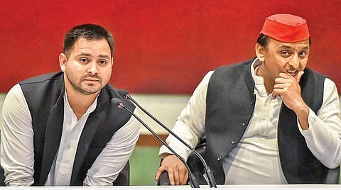 அகிலேஷ் யாதவ், தேஜஸ்வி யாதவ் : கோப்புப்படம்