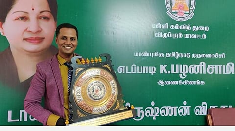 விருதுடன் ஆசிரியர் ஆரோக்கியராஜ்.