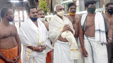 திருச்செந்தூர் செந்திலாண்டவர் திருக்கோயிலில் முன்னாள் மத்திய இணையமைச்சர் பொன்.ராதாகிருஷ்ணன் சுவாமி தரிசனம் செய்தார்.