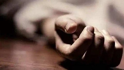 ராஜபாளையத்தில் எரியூட்டப்பட்ட சடலத்தின்மீது படுத்து இளைஞர் தற்கொலை