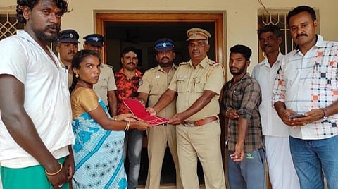 சிங்கம்புணரி அருகே கீழே கிடந்த நகையை போலீஸாரிடம் ஒப்படைத்த இளைஞருக்கு பாராட்டு