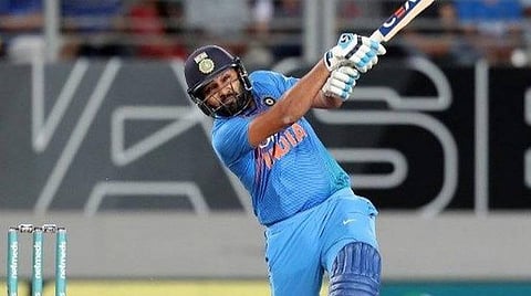 ஹிட்மேன் ரோஹித் சர்மாவின் பெரிய சிக்ஸ்! ஓடும் பேருந்தைத் தாக்கியது