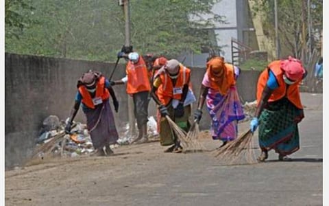 தினசரி ஊதியத்தில் ரூ.12 உயர்த்த அரசு உறுதியளித்ததால் மாநகராட்சி தொழிலாளர்களின் போராட்டம் தள்ளிவைப்பு