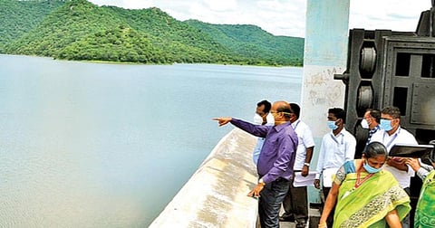 மோர்தானா அணையின் நீர்மட்டம் உயர்ந்து வருவது குறித்து ஆய்வு செய்த மாவட்ட ஆட்சியர் சண்முகசுந்தரம்.