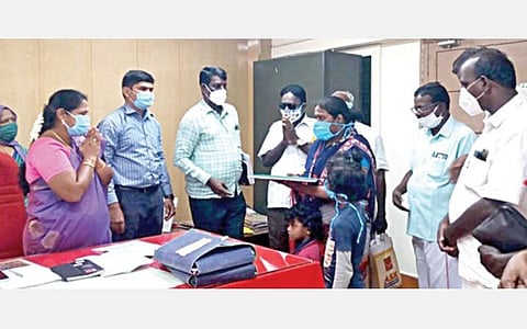 தனியார் வங்கி முன்பு தீக்குளித்து இறந்த இளைஞரின் குடும்பத்துக்கு நிவாரணம்