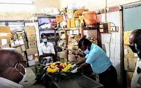 மாணவர் உடலுக்கு அஞ்சலி செலுத்தும் திருமாவளவன்.