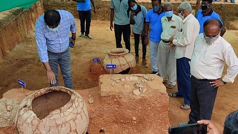 சிவகங்கை மாவட்டம் திருப்புவனம் அருகே கொந்தகை அகழாய்வில் கண்டுபிடிக்கப்பட்ட முதுமக்கள்தாழியை பார்வையிட்ட தொல்லியல்துறை ஆணையர் உதயச்சந்திரன்.