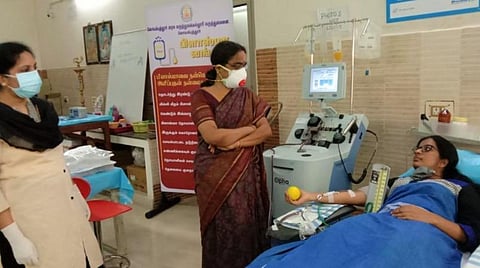 கோவை அரசு மருத்துவமனையில் உள்ள பிளாஸ்மா வங்கியில் தானம் வழங்கிய பயிற்சி மருத்துவர் அருணா.