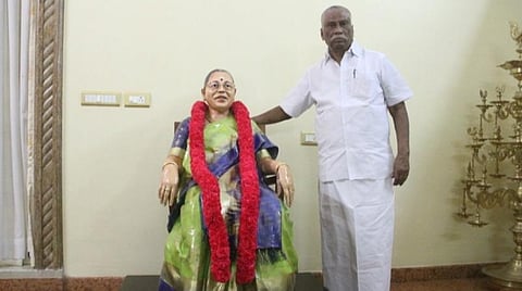 மறைந்த மனைவிக்கு தத்ரூபமாக சிலை வடித்த தொழிலதிபர்: கர்நாடகாவைப் போல் மதுரையிலும் ஒரு நவீன கால ஷாஜகான்