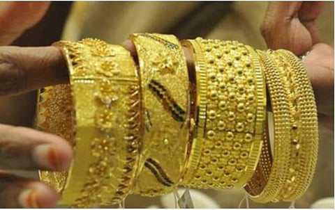 வங்கியில் போலி நகைகளை அடகு வைத்து ரூ.1 கோடி மோசடி: நகை மதிப்பீட்டாளர், தோழி கைது