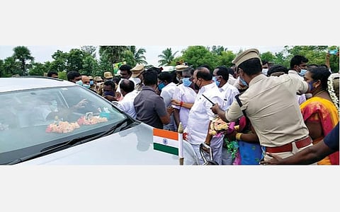 அரியர் பாஸ் பண்ண வைத்த தெய்வமே வாழ்க! - மாணவர்களின் முழக்கத்தால் முதல்வர் மகிழ்ச்சி