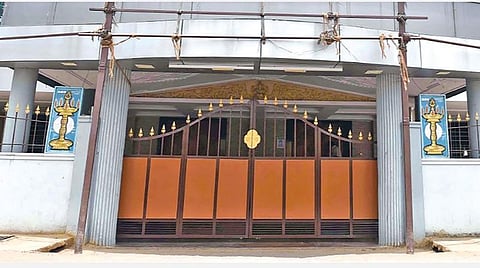 ﻿﻿﻿ கோவை சிங்காநல்லூரில் மூடப்பட்ட நிலையில் உள்ள திருமண மண்டபம். ﻿படம்: ஜெ.மனோகரன்