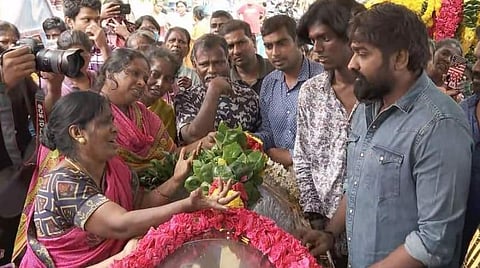 வடிவேல் பாலாஜிக்கு விஜய் சேதுபதி நேரில் அஞ்சலி: குடும்பத்தினருக்கு நிதியுதவி