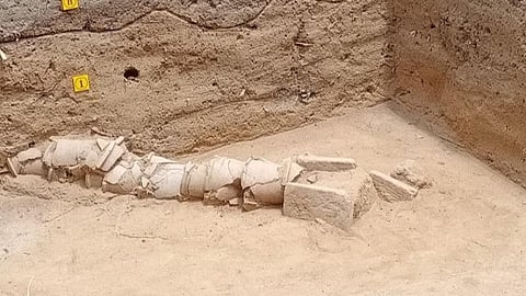 ஆதிச்சநல்லூர் அகழாய்வில் வடிகால் குழாய் அமைப்பு கண்டுபிடிப்பு; கீழடியில் கண்டுபிடிக்கப்பட்ட அமைப்பை ஒத்துள்ளது- தொல்லியல் துறை அலுவலர்கள் தீவிர ஆய்வு