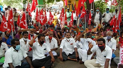 ஸ்ரீரங்கத்தில் காத்திருப்புப் போராட்டத்தில் ஈடுபட்ட மார்க்சிஸ்ட் கம்யூனிஸ்ட் கட்சியினர்.