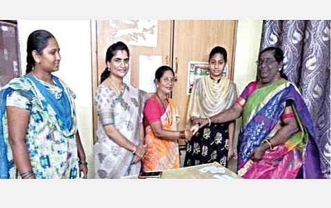 ஏலூருவில் கடந்த புதன்கிழமை பால துர்காவை அவரது தாய் ரமணாவிடம் ஒப்படைத்த திட்ட இயக்குநர் கே.விஜயகுமாரி.