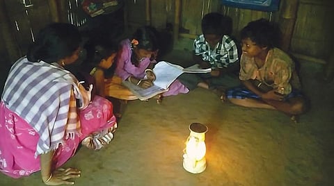 மின்சாரம், இணையதள வசதி இல்லை: கேள்விக்குறியாகும் பழங்குடியின மாணவர்களின் கல்வி