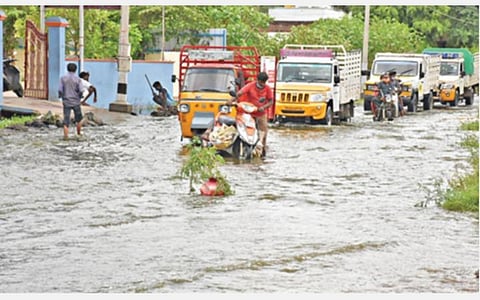 சேலம் சிவதாபுரம் அருகே சேலத்தாம்பட்டி ஏரியில் இருந்து வெளியேறிய நீரால் மூழ்கிய சிவதாபுரம்-சித்தர்கோயில் சாலையில் இரு சக்கர வாகனங்களில் திணறியபடி செல்லும் வாகன ஓட்டிகள்.